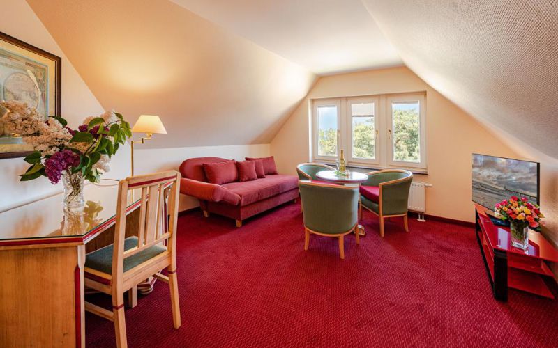 Juniorsuite Wohnbereich mit Sitzecke und Sofa in der Strandvilla Residenz
