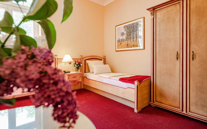 Einzelzimmer in der Strandvilla Resident mit Einzelbett und Kleiderschrank