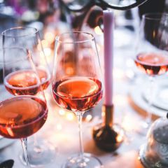 Imagebild - Glaeser gefuellt mit Rosewein