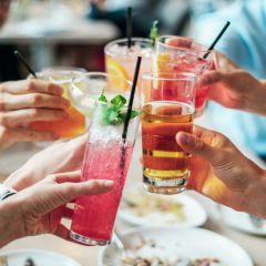 Imagebild - Vineta Lounge es wird mit Cocktails angestossen