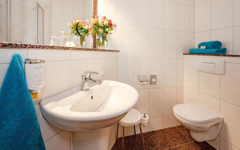 Badezimmer Eckbereich in der Strandvilla Residenz