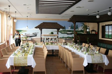 Inselhof Vineta Hochzeit U Tafel im Raum aufgestellt und dekoriert