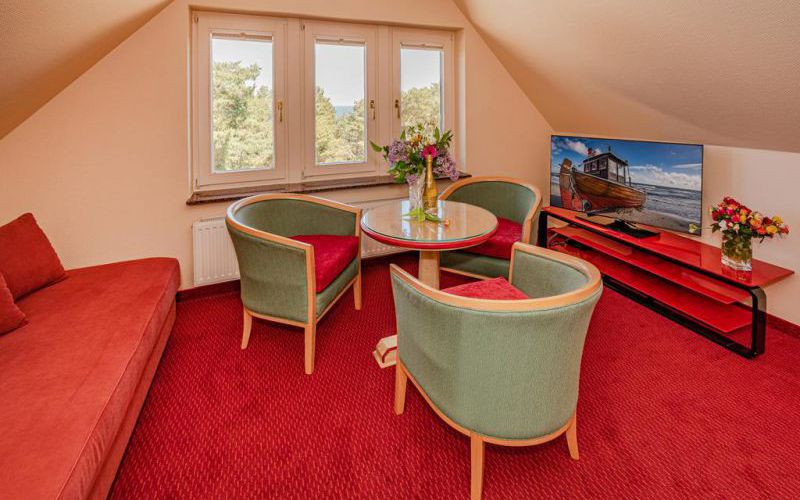 Juniorsuite der Strandvilla Residenz mit TV Bereich und Sitzecke