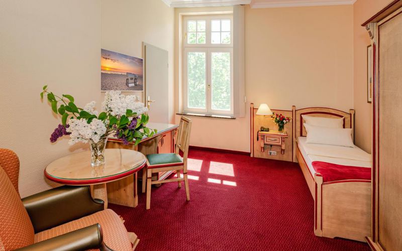 Einzelzimmer in der Strandvilla Residenz mit Ausblick, Einzelbett und Sitzbereich